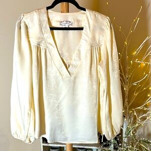 Altar’d State M beautiful cream colored deep V-neck tunic. Balloon sleeves. EUC